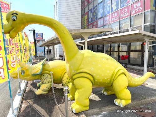 リサイクルショップ・お宝創庫　姫路店の店先の看板恐竜２体