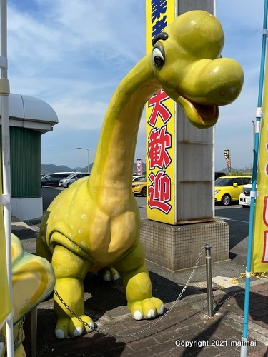 リサイクルショップ・お宝創庫　姫路店の店先の看板恐竜２体