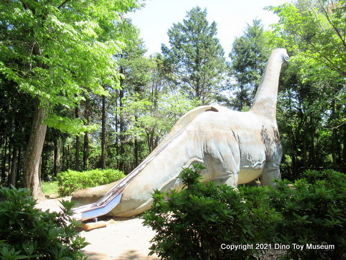 柏市　手賀の丘公園の恐竜のすべり台　ケティオサウルス君