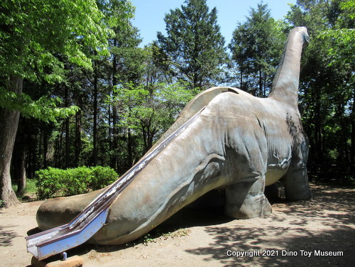 柏市　手賀の丘公園の恐竜のすべり台　ケティオサウルス君