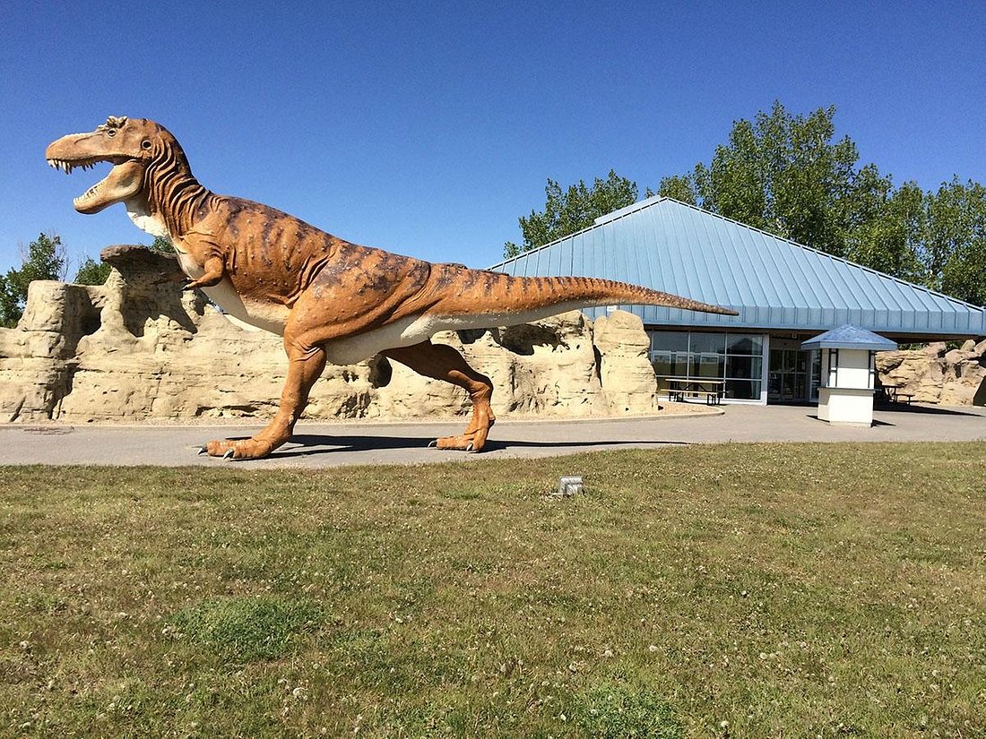 ミルク・リバー観光案内所のティラノサウルス像