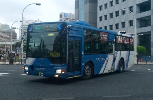 沖縄バスのあんスタバス、左側は紅月
