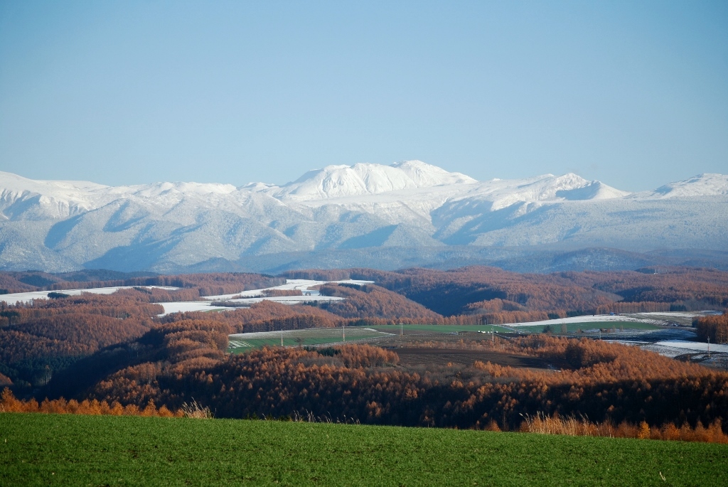 初冬の山々、トムラウシ山・旭川就実の丘より8111110 (1024x685)