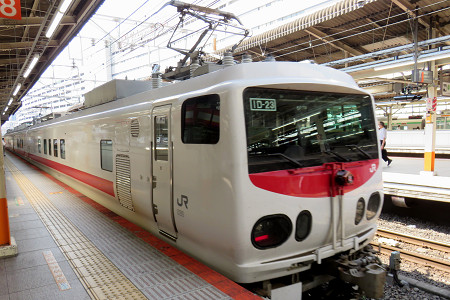 JR東海道線横浜駅を出発するEast i-E